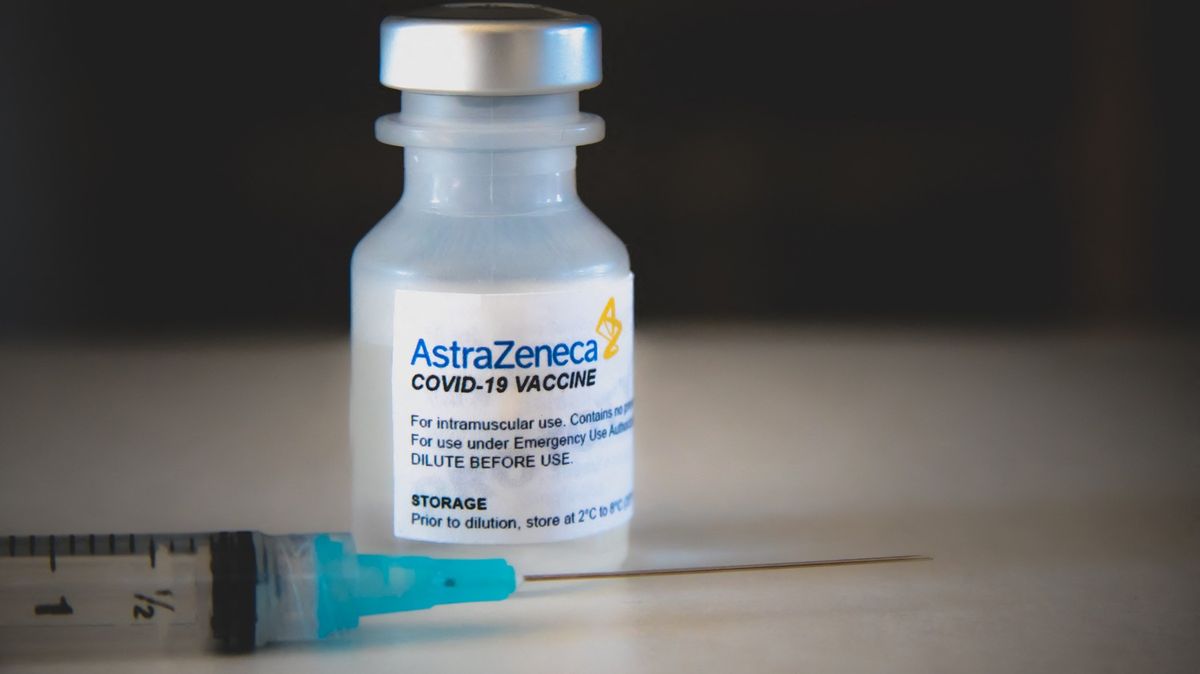 Přehledně: Kde se vakcínou AstraZeneca očkuje a kde se očkovat přestalo?